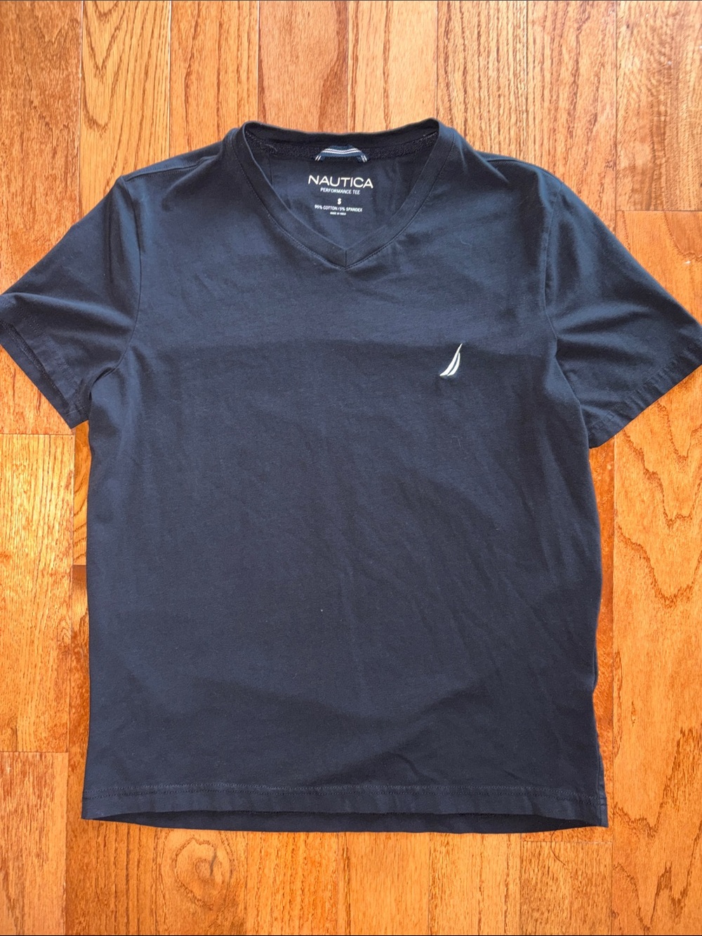Men’s Nautica v neck tee
